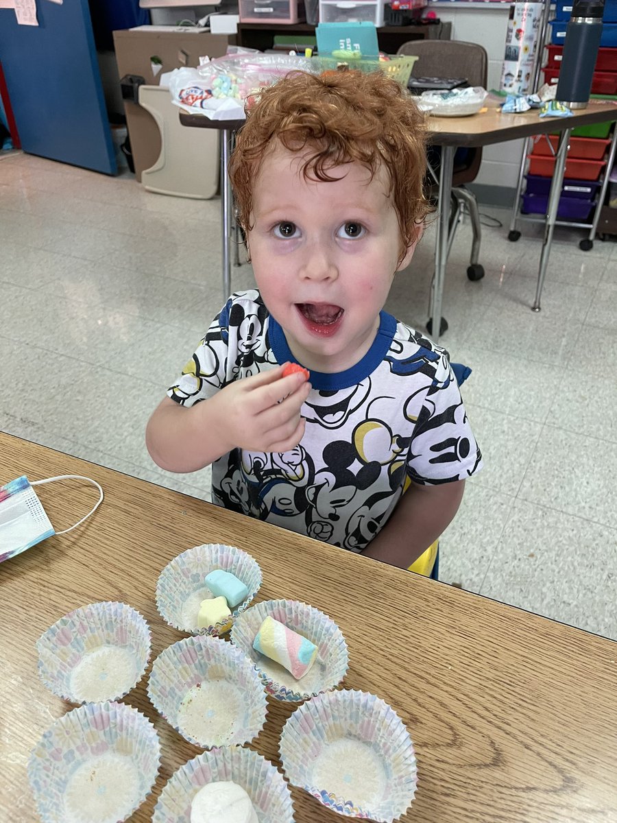 Preschool_BES's tweet photo. Our simple letter Mm snack of marshmallows escalated quickly. 😳 Did you know how many kinds of marshmallows there are? I didn’t! We did a marshmallow munch taste test. Green means we liked it, and red means we didn’t like it. 👍🏻👎🏻 #SimplytheBESt #spedpreschool https://t.co/MnHZwBGobG