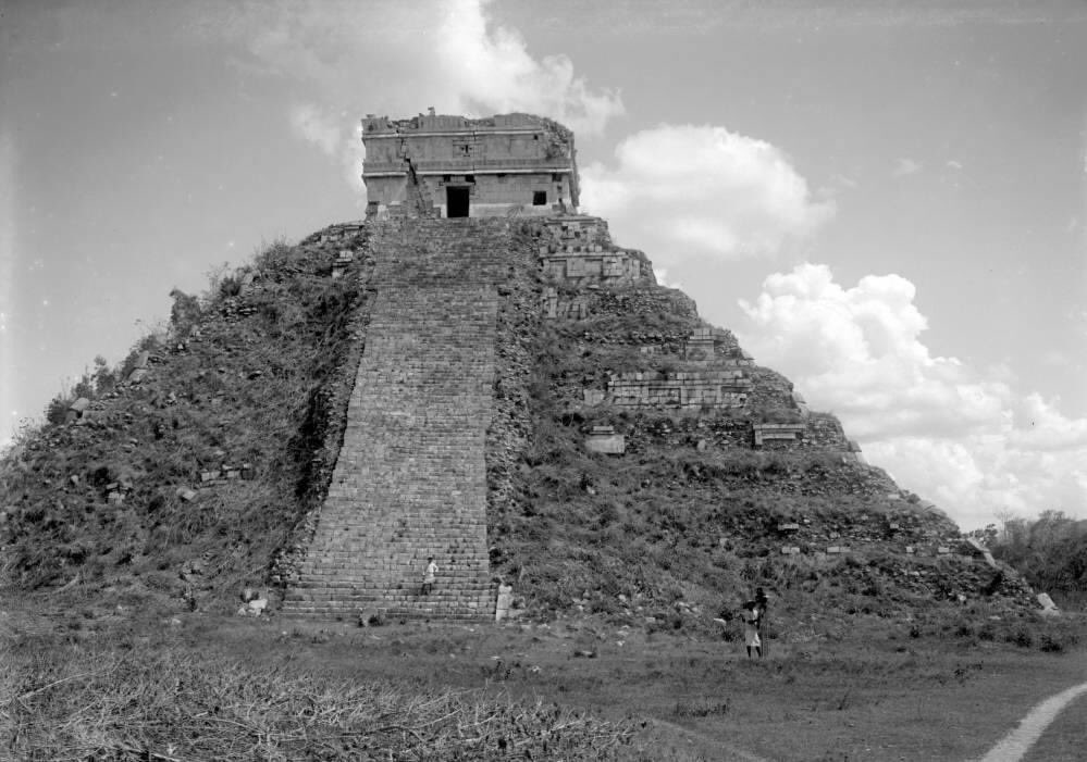 El templo de Kukulkan en 1911,la estructura más famosa de la zona arqueológica de Chichén Itzá. Así fue como quedó con el paso de los siglos, antes de ser restaurada. Actualmente ya no se puede subir la estructura. #yucatán