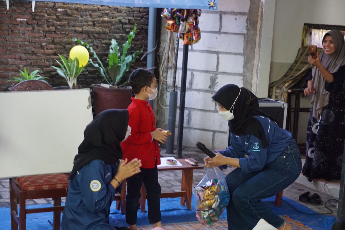 vivaedso's tweet photo. [ EDSO SOCIAL EXPEDITION ]
Our activity with the theme "Sharing is Caring" is an activity that contains teaching the children how to speak English properly and correctly. We also distributed some gifts to participants who were active in activities located in Trosobo village. #D19 https://t.co/cOF5G4cFSn