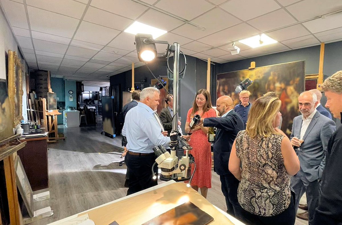 DValuations's tweet photo. The first of our exclusive “Wednesday Club” events held last night was a huge success… 

Simon of @GillespieStudio, an acclaimed restorer with over 40 years’ experience as a conservator-restorer of #fineart and an #arthistorian, wowed us all with his knowledge and expertise! https://t.co/pB5ParNgxq