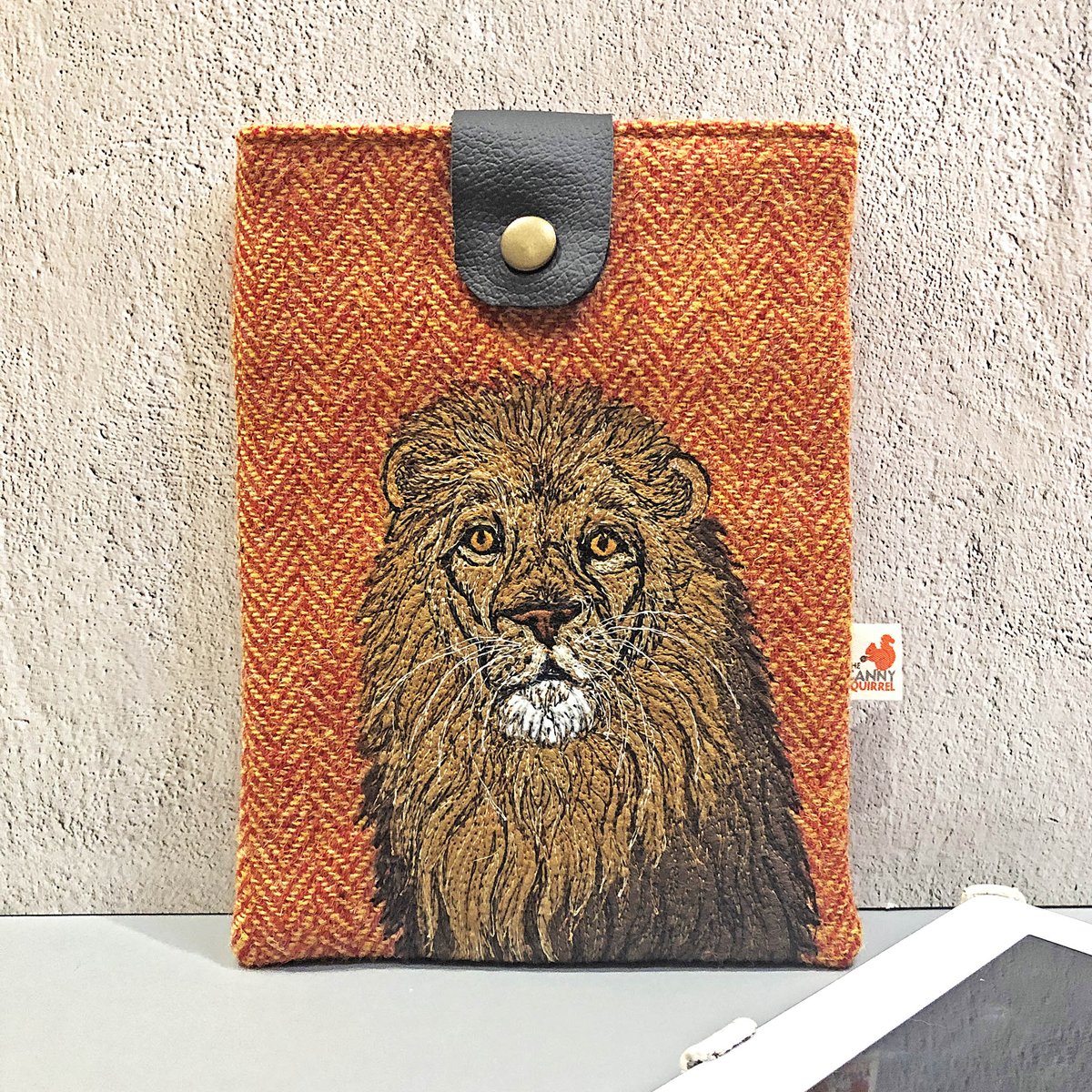 My first lion commission was a joy to make - his golden flowing mane is perfect for free motion embroidery and blends nicely with the herringbone #HarrisTweed ow.ly/GEuk50Gkkza