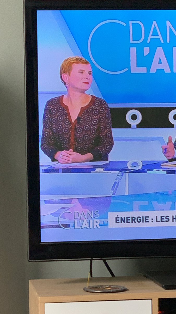 LukeDC_'s tweet photo. @Cdanslair les gars la dame sur le plateau en direct, elle est blanche 😳 https://t.co/Sf5WKnzdqS