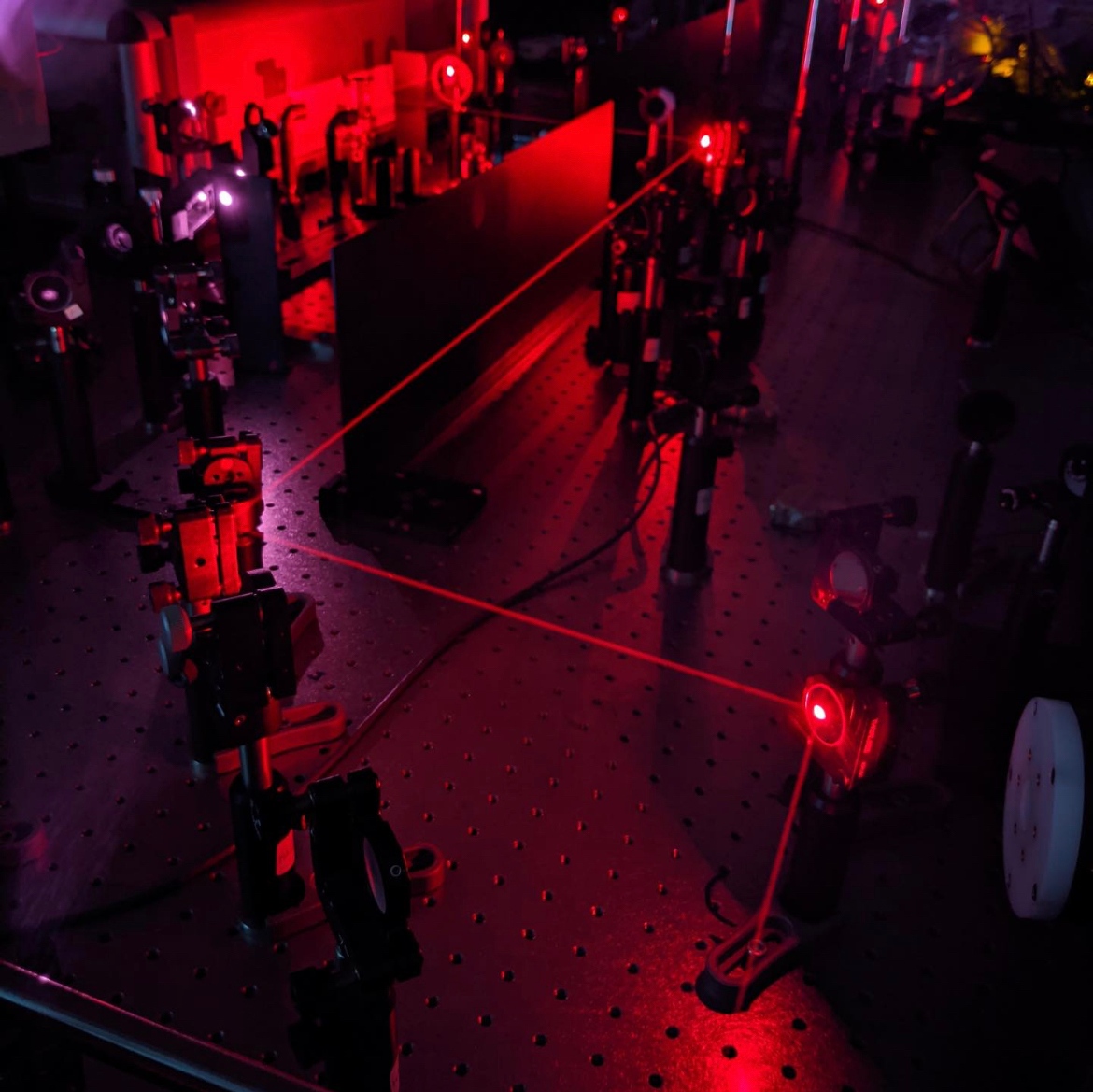 efsl_eurofel's tweet photo. EFSL at 650 nm! #picoftheday #laser #optics #opticslab #femtosecond #science #red @CNR_ISM @CNRsocial_ https://t.co/Tlxs697qLJ