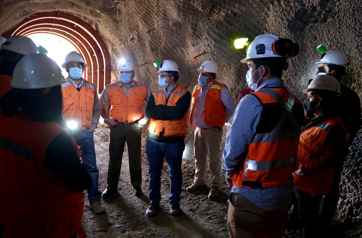 ingenieriaUAI's tweet photo. Ya se inauguró la 3ª etapa de la Escuela Mina Planta Chancón, que contempla un túnel de 8 m. de extensión. Esta iniciativa beneficia a más de mil estudiantes, cuenta con un 33% de participación femenina y una inversión de 2MM de dólares. Más info: https://t.co/xFCpJ5EhAD https://t.co/5M07YtoIZz