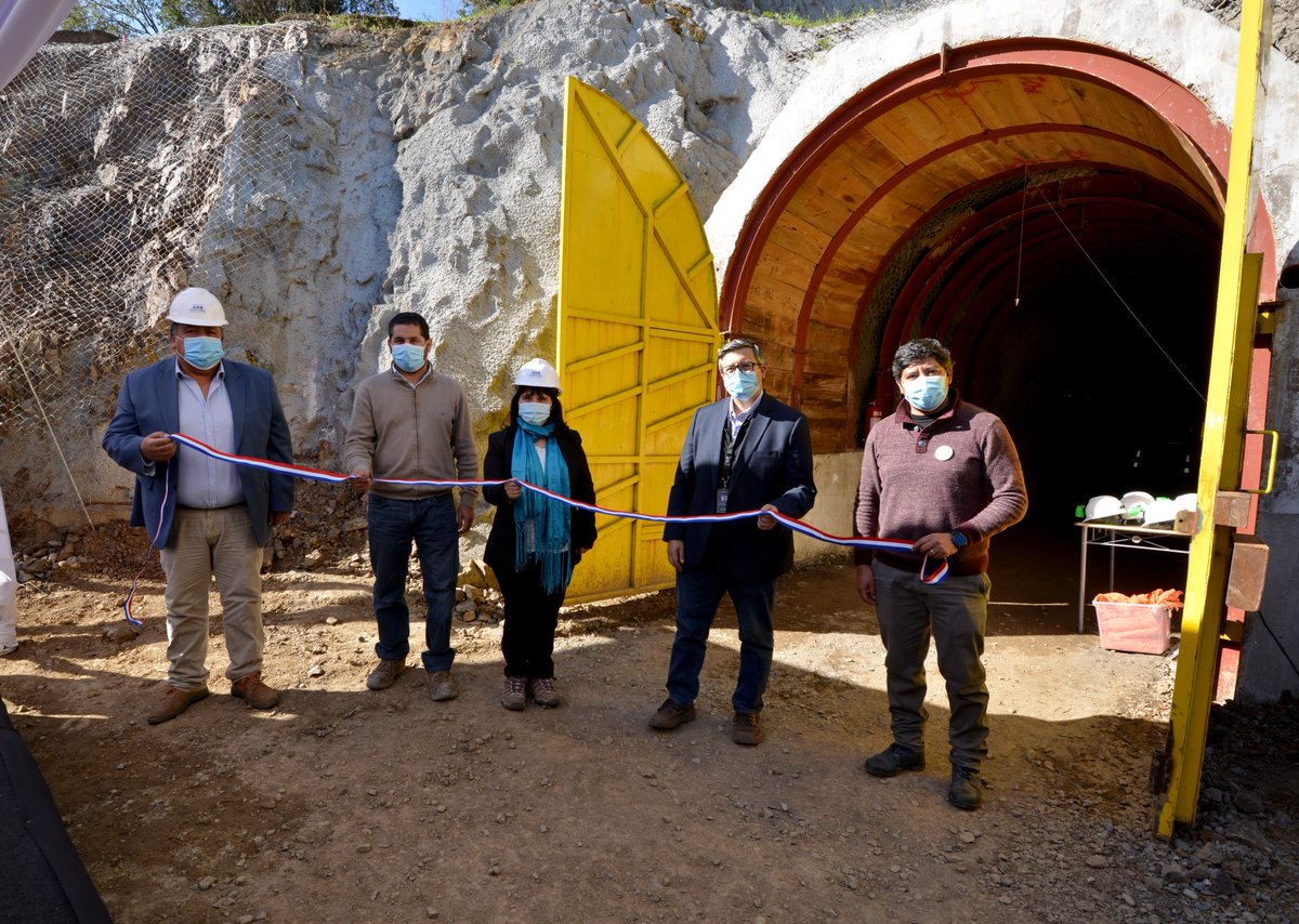 ingenieriaUAI's tweet photo. Ya se inauguró la 3ª etapa de la Escuela Mina Planta Chancón, que contempla un túnel de 8 m. de extensión. Esta iniciativa beneficia a más de mil estudiantes, cuenta con un 33% de participación femenina y una inversión de 2MM de dólares. Más info: https://t.co/xFCpJ5EhAD https://t.co/5M07YtoIZz