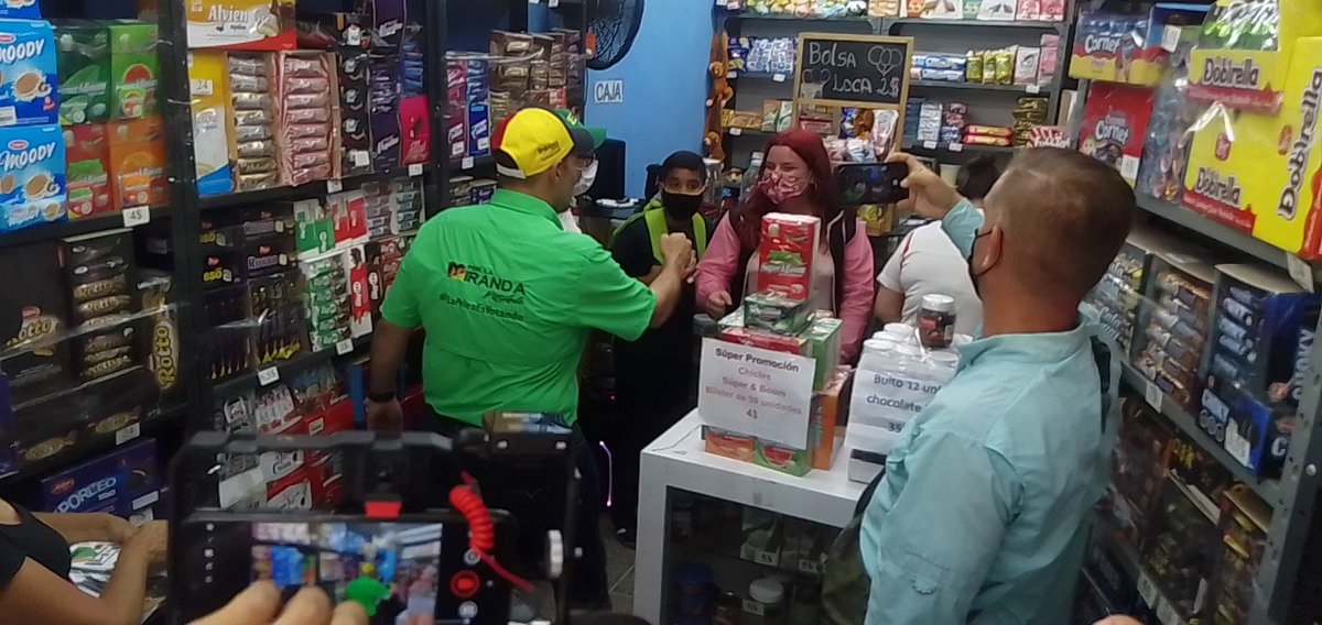 NoticiasRV's tweet photo. #AHORA candidatos a la Gobernación de Miranda y la alcaldía de Guaicaipuro, Juan Carlos Alvarado y Freddy Martínez realizan recorrido por calles y comercios de Los Teques presentando parte de sus propuestas de gobierno junto a organizaciones políticas del Cambio Democrático https://t.co/YX1EoYy3Z0