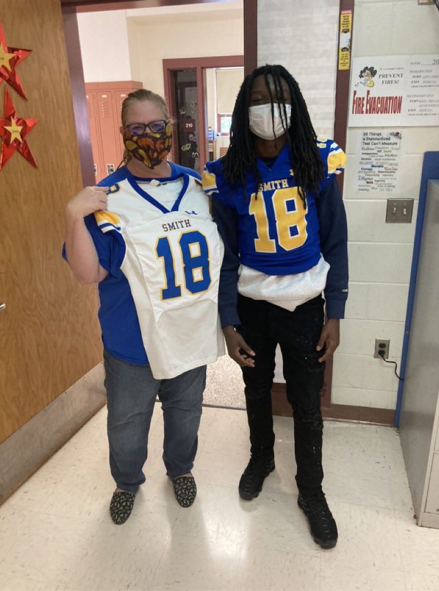 OscarSmithFB's tweet photo. “Got my Back, Get my Jersey”
A tribute to those who inspire us‼️ Thank you 🙏 Mrs. Dooley, Mrs. Notti, and Dr. Reed
🔵🟡🐅 #riverweek https://t.co/4HdohVGznB