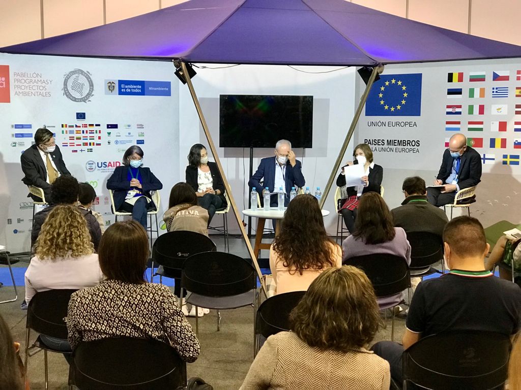FAO_Colombia's tweet photo. "Estamos ofreciendo una alternativa para quitarle presión al bosque natural" uno de los logros que resalta Alejandra Ospitia, directora de #FEDEMADERAS, a esta hora en Café Ambiental de #FIMA2021
🌳 #RecursosParaLaVida https://t.co/iDKzw9DJkl