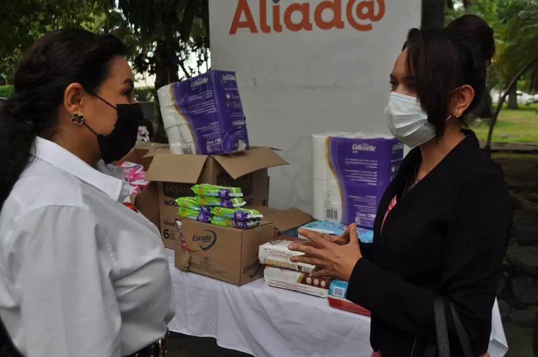 TuAliad's tweet photo. 🔸Nuestra Presidenta del @AraizColima #SMDIFCol Azucena López Legorreta entregó a la  Maestra Diana Elizabeth Cortés Vaca, Directora del Centro de Justicia para las Mujeres, un donativo de cajas de Kleenex, paquetes de pañal para bebé en sus diferentes etapas; pañales para adulto https://t.co/qDpfMIKDjY