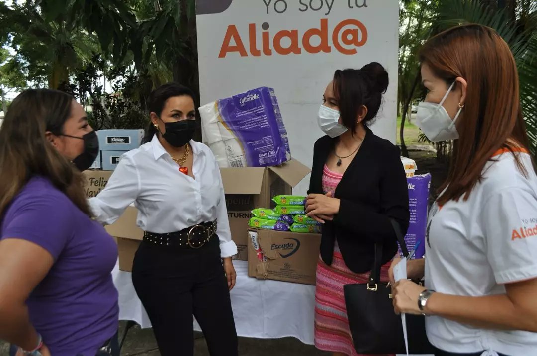 TuAliad's tweet photo. 🔸Nuestra Presidenta del @AraizColima #SMDIFCol Azucena López Legorreta entregó a la  Maestra Diana Elizabeth Cortés Vaca, Directora del Centro de Justicia para las Mujeres, un donativo de cajas de Kleenex, paquetes de pañal para bebé en sus diferentes etapas; pañales para adulto https://t.co/qDpfMIKDjY