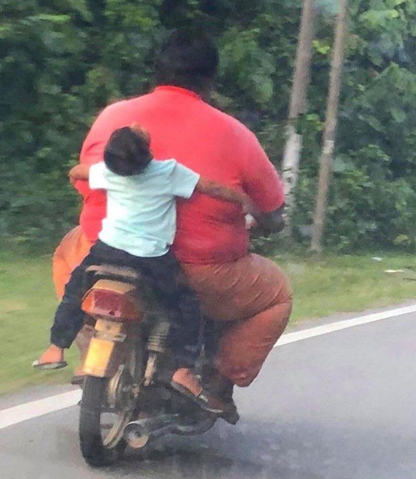 قصة الشيعي المقلِد (بكسر اللام) والمقلَد (بفتح اللام) في صورة ..
لا يرى شيئاً، ولا يشعر بالراحة ولا يعرف إلى أين سيأخذه، رغم ذلك متمسك بالمنتفخين من أخماسه ..