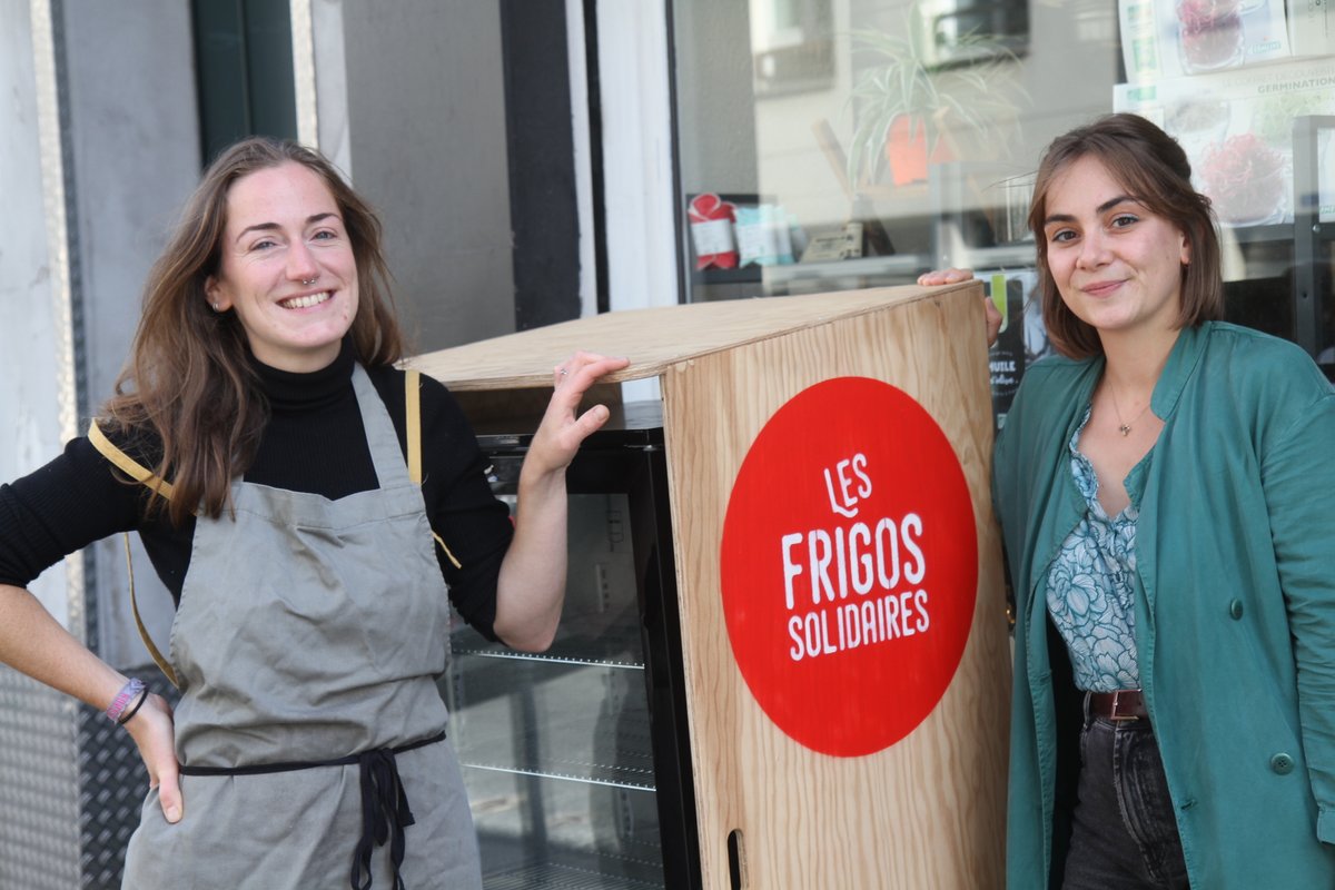 VilledesLilas's tweet photo. Aux Lilas, le 1er frigo solidaire du 93 inauguré par la Ville. Un projet issu du Budget participatif porté par H. Daniel avec H. Launay, gérante du "Petit Bonheur" devant lequel il est installé. En libre-service, il aide les plus démunis et lutte contre le gaspillage alimentaire. https://t.co/Gep6xOdaXx