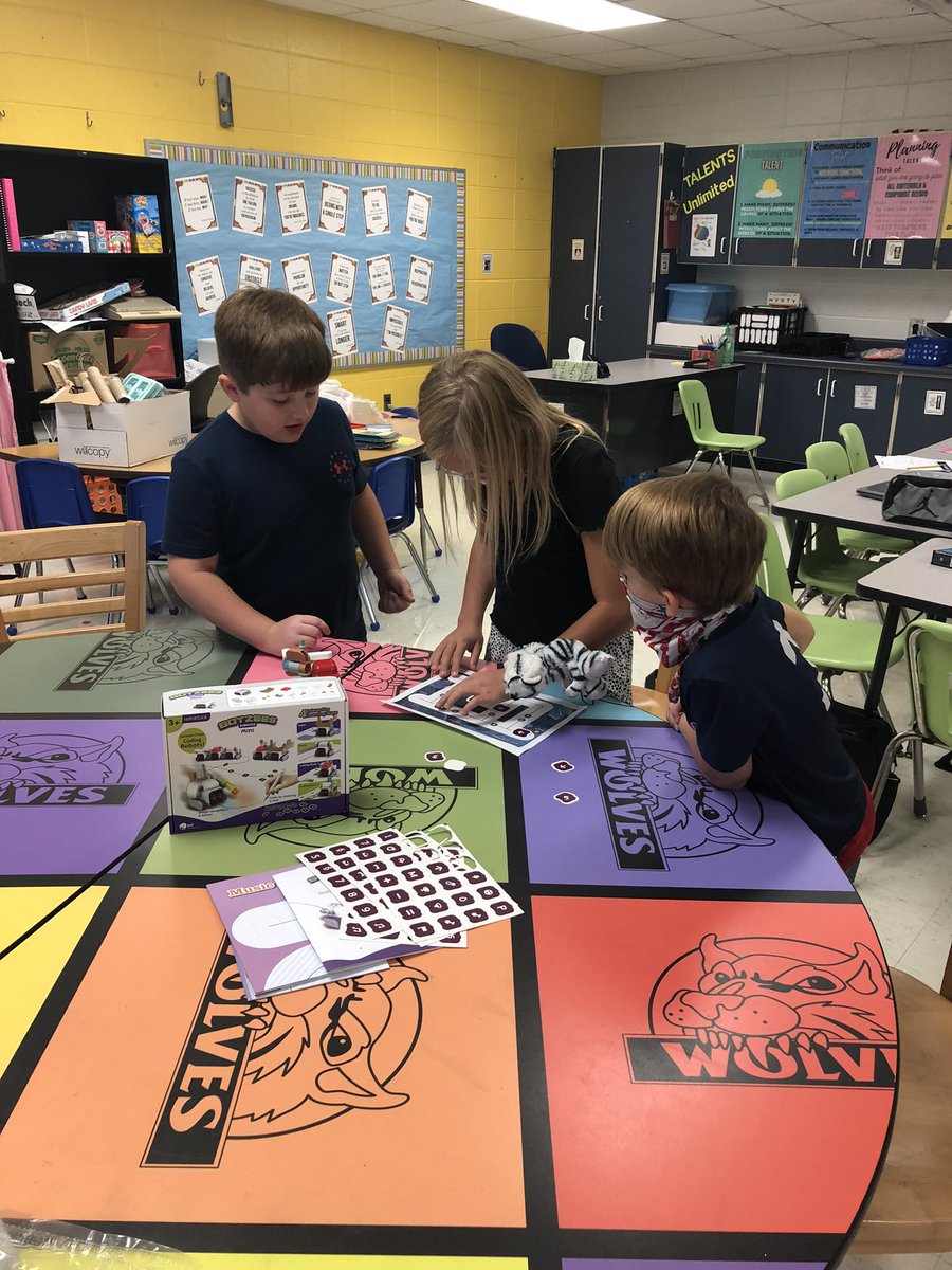 BrandiBmcdaniel's tweet photo. Third grade GATE students @TCBOE_FHS had a blast learning how to code and play with our Botzees Mini! I was so excited to be chosen to host this party! @TCBOE #playwithbotzees #BotzeesMini #Botzees #Screenfreecoding #tryazon https://t.co/uNooH3hnlf