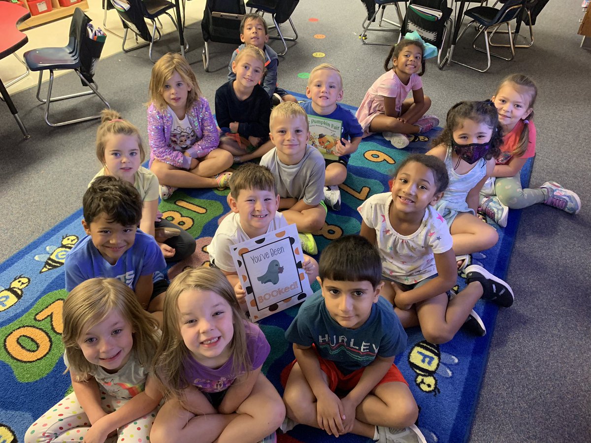 MrsBlazeksClass's tweet photo. We were 📙 BOOKed!! We enjoyed reading our book! @AngStallbaumer #bearshine #mymisdreads #youvebeenbooked https://t.co/wRwyGFLZSB