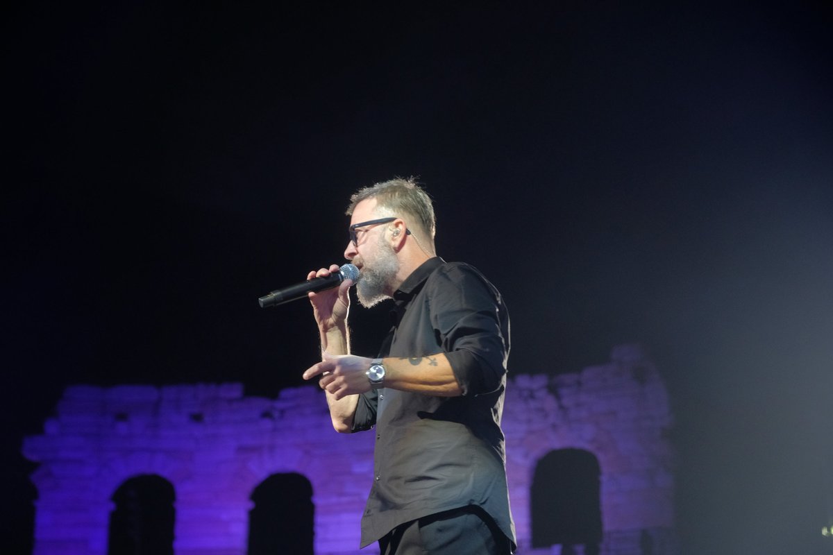 arenaliveweb's tweet photo. Alcuni scatti della straordinaria ed intensa serata di ieri all'#Arena di #Verona per i 30 anni di carriera artistica di #MarcoMasini, celebrati con tanti ospiti e amici. 💙
Grazie @marcomasini64, è stata magia! 

📸@EnneviFoto 
#masini30 #arenalive #arenadiverona #verona https://t.co/DgoDhBbxdl
