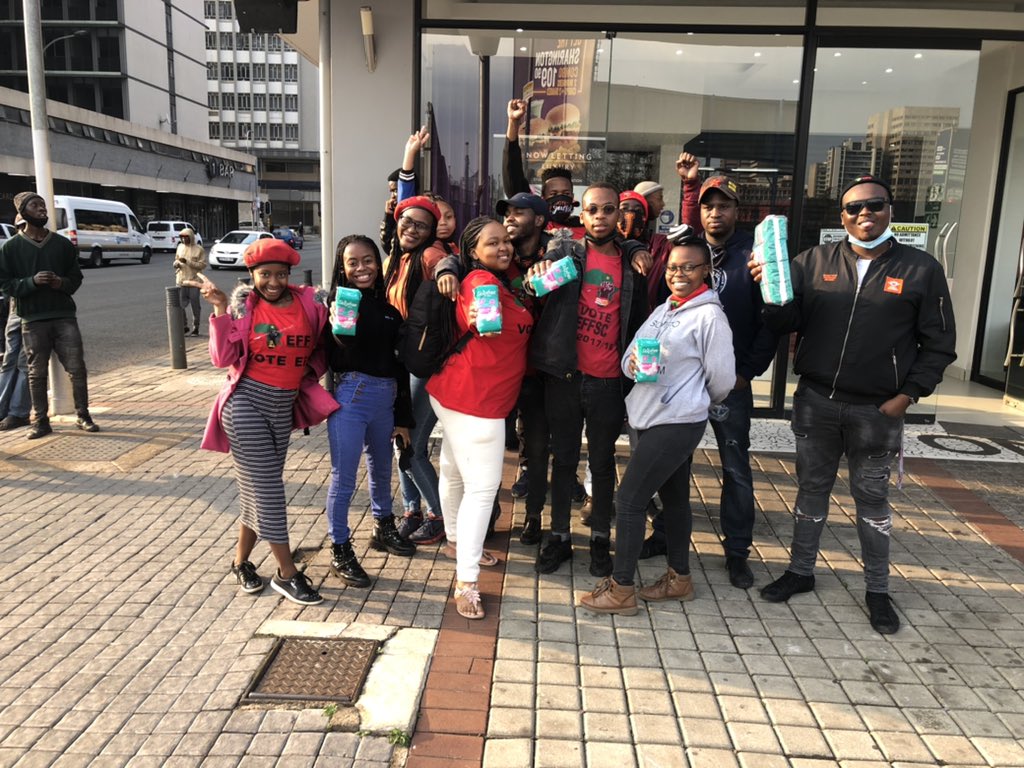 UJ_APK_EFFSC's tweet photo. Road to elections 2021/22 UJ. 🖤💚❤️🤣 ✊🏾✊🏾✊🏾 🔥🔥🔥 Comrades were on the ground at J One Student Accomodation. #VoteEFFSCUJ #Ay’khale https://t.co/f85GqhHJO2
