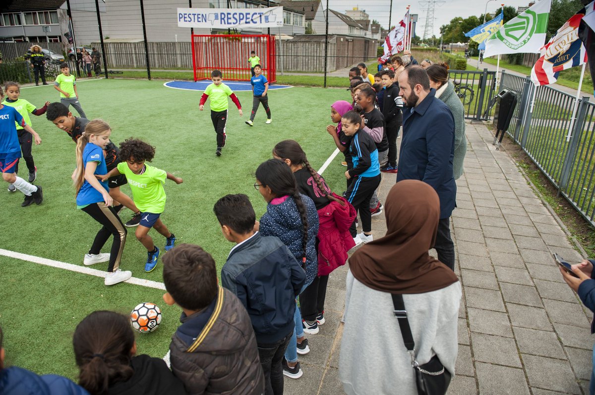 Pesten Stopt, Respect Begint! Vandaag sloten schoolkinderen uit Noord de Week Tegen Pesten af met een gaaf straatvoetbaltoernooi op het Gelijke Kansenplein in Hambaken. Iedereen mocht meedoen en het sportiefste team kreeg de hoofdprijs. #Respect