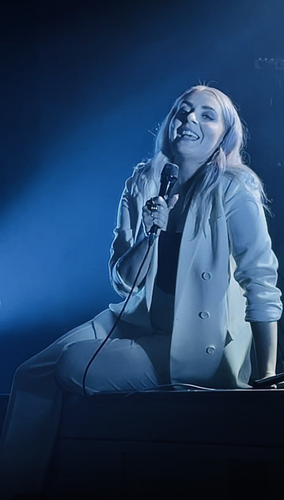 mashy220's tweet photo. @eivormusic my favorite singer I promise you I will take a professional pictures in Berlin, in this concert Sønderborghus I was not focusing it I was just looking at you 🥺 https://t.co/izzBfHWhpU
