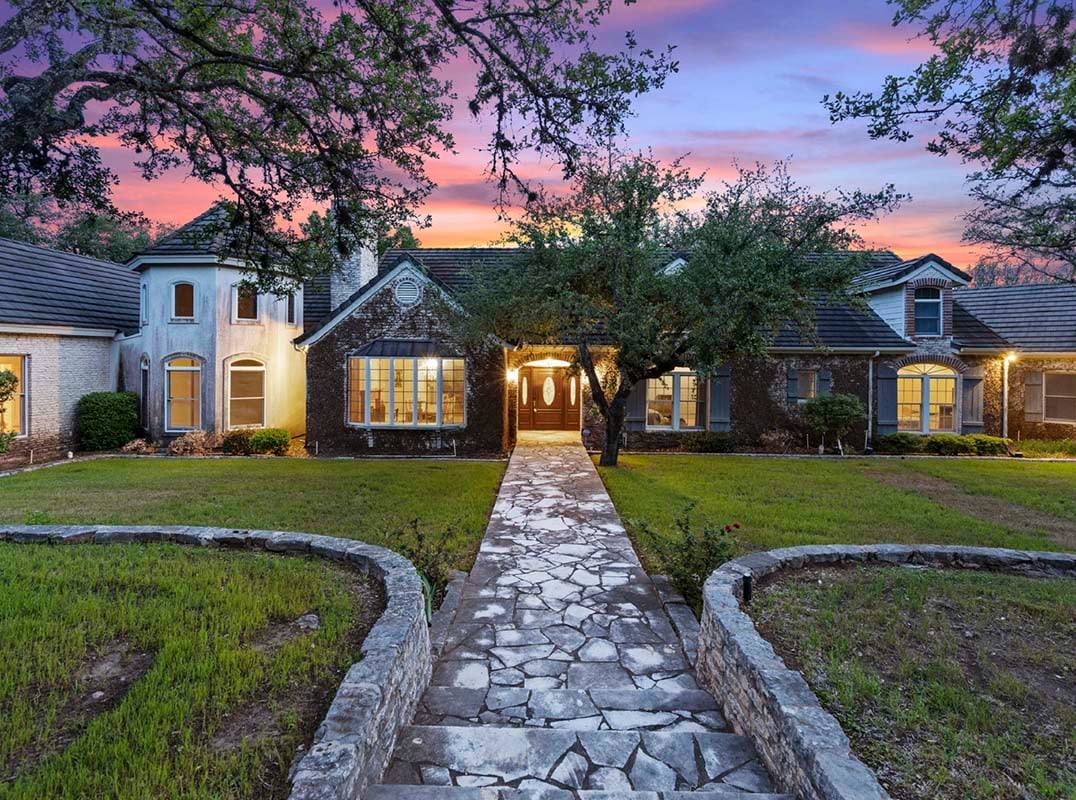 LHM_ATX's tweet photo. Cliffside waterfront home sitting on the edge of 32.39 acres of developed ranch land. Offered by Joe Longton - Kuper Sotheby's International Realty. Visit: https://t.co/KAA64qkgFR https://t.co/YWk2XZRs8t