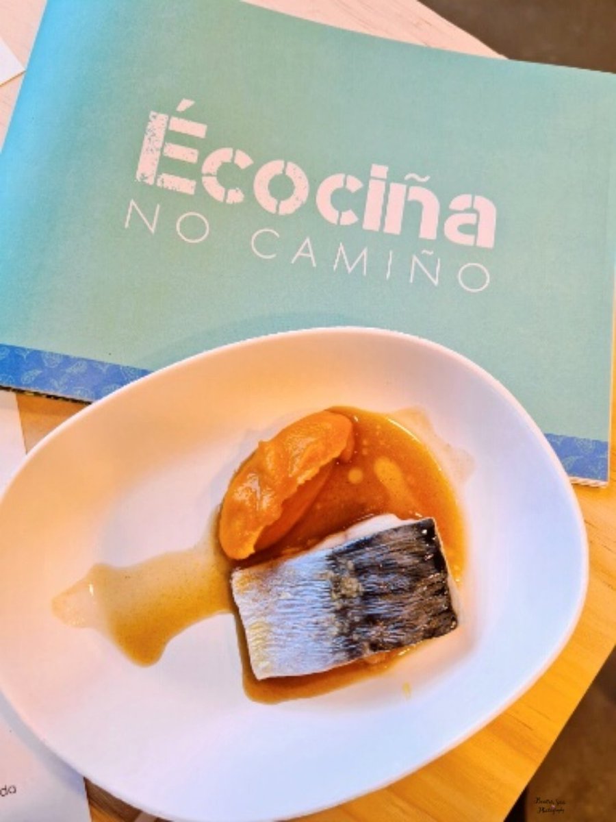 Primer plato del showcooking de <a href="/Miguelmosteiro/">Miguel Mosteiro diaz</a> y #DaniPortillo <a href="/viva_la_cocina/">vivalacocina</a> en la presentación de #EcociñaNoCamiño en <a href="/conce_vilanova/">Concello de Vilanova</a>  Xarda asada con puré de zanahorias y #AceitesAbril 
#Ecociña <a href="/turisriasbaixas/">Turismo Rías Baixas</a> <a href="/VisitOSalnes/">Visit O Salnés ®</a> <a href="/Turgalicia/">Turismo de Galicia</a>