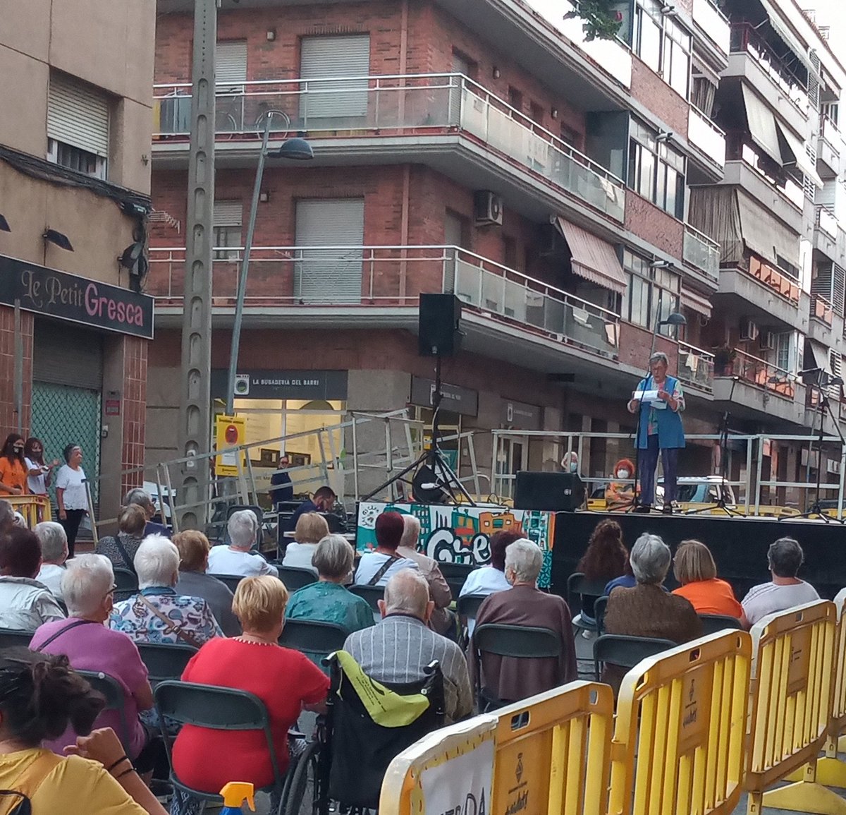 Contes, històries, música, festa de la Gent Gran, Grans persones de #Ripollet. Setmana de La Gent Gran al barri del Pont Vell-Tiana i Quatre Cantons amb <a href="/CreuRojaCeRipMo/">Creu Roja CeRipMo</a> i <a href="/CeLaGresca/">C.e La Gresca</a> amb el suport de <a href="/AjRipollet/">Ajuntament Ripollet</a>