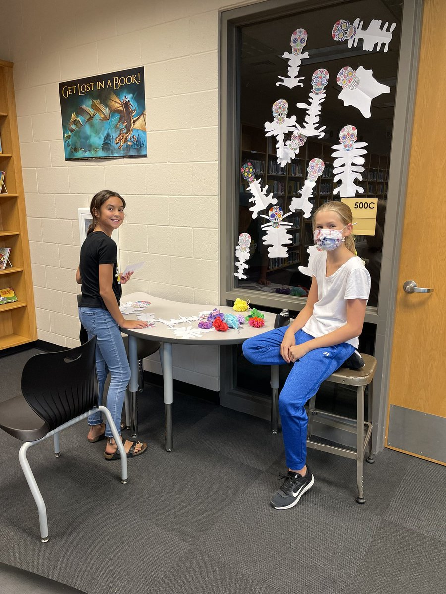 Library_ACMS's tweet image. I spy some book fair decorations! Teaming up with the Spanish and Art classes has been a great way to showcase some of the kids’ work! #diadeloslibros