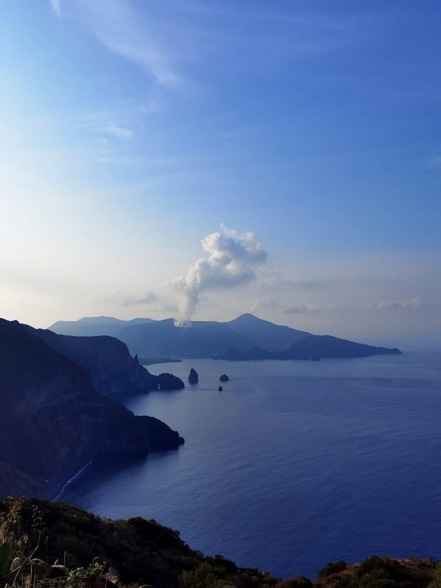 Sì, la notizia che sta circolando sul web in queste ultime ore è vera. Un denso pennacchio si sta elevando dalla cima di #Vulcano, il famoso sistema vulcanico delle Isole Eolie quiescente dal 1888.