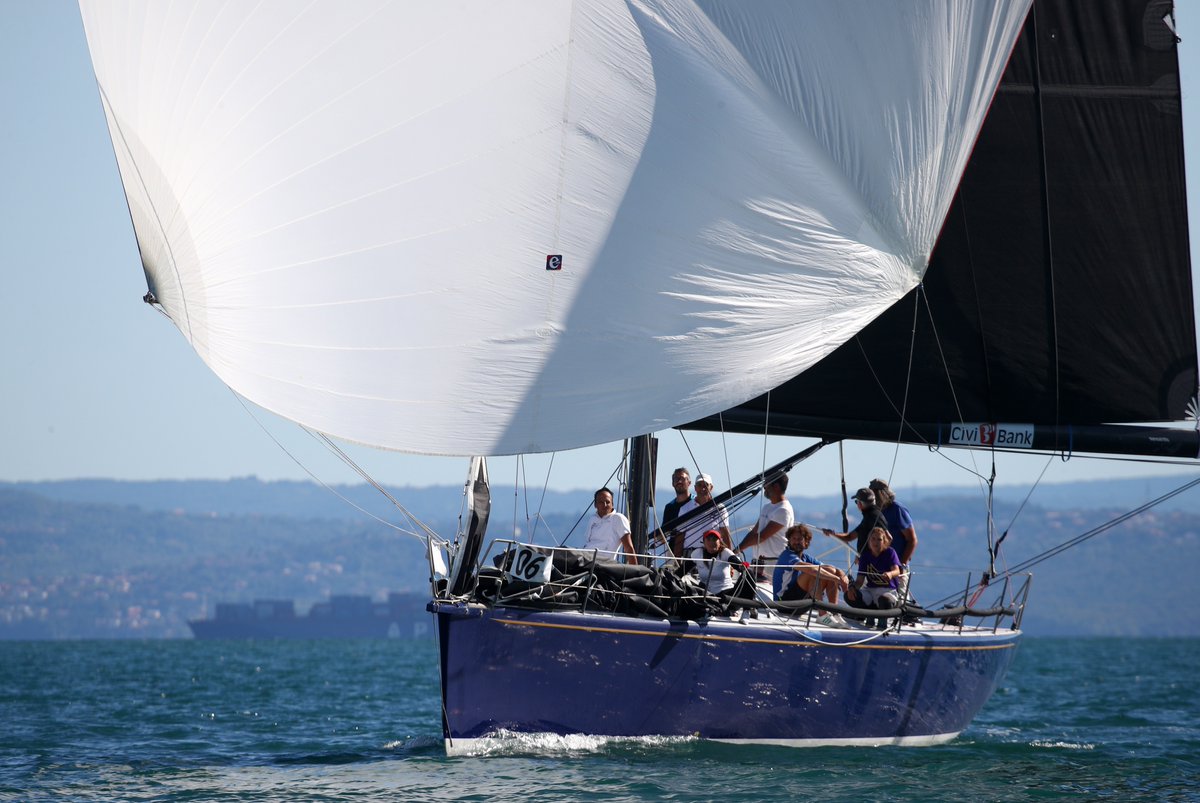 RegataBarcolana's tweet image. Primo giorno in mare per i sei Maxi della #Portopiccolo Maxi Race 2021 @Barcolana. Domani in programma una nuova prova sulle boe, mentre domenica la regata si disputa nell’abito della 50.a edizione della #Bernetti, organizzata dalla Società Nautica Pietas Julia.
#YCPP #SVBG