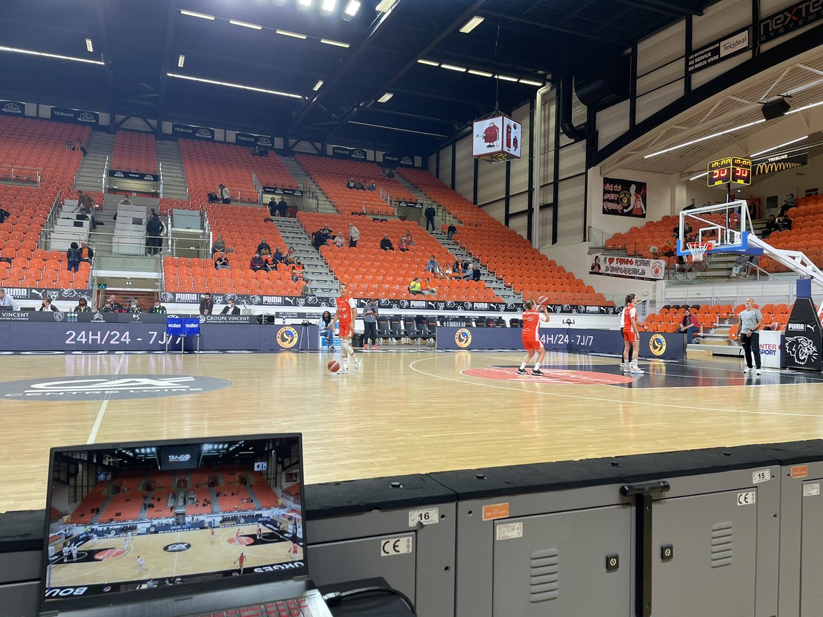 RemyTournant's tweet photo. @basketlfb @BourgesBasket @larochevendee  Reprise du championnat Lfb ont met le feu ce soir ?!!! https://t.co/SkYhkcEh6m