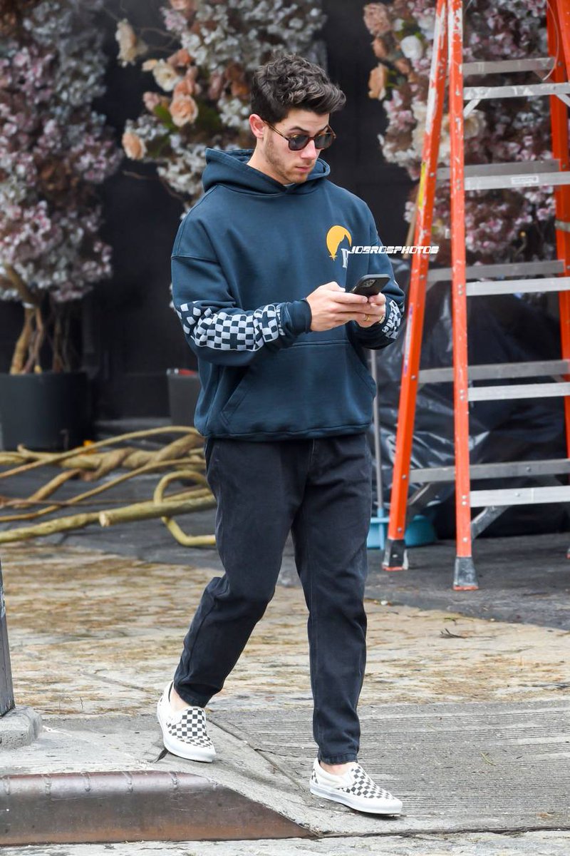 JonasBrosPhotos's tweet photo. Nick Jonas out and about in Soho 9/30/21 📸 Getty https://t.co/3IWJPQw7Z9
