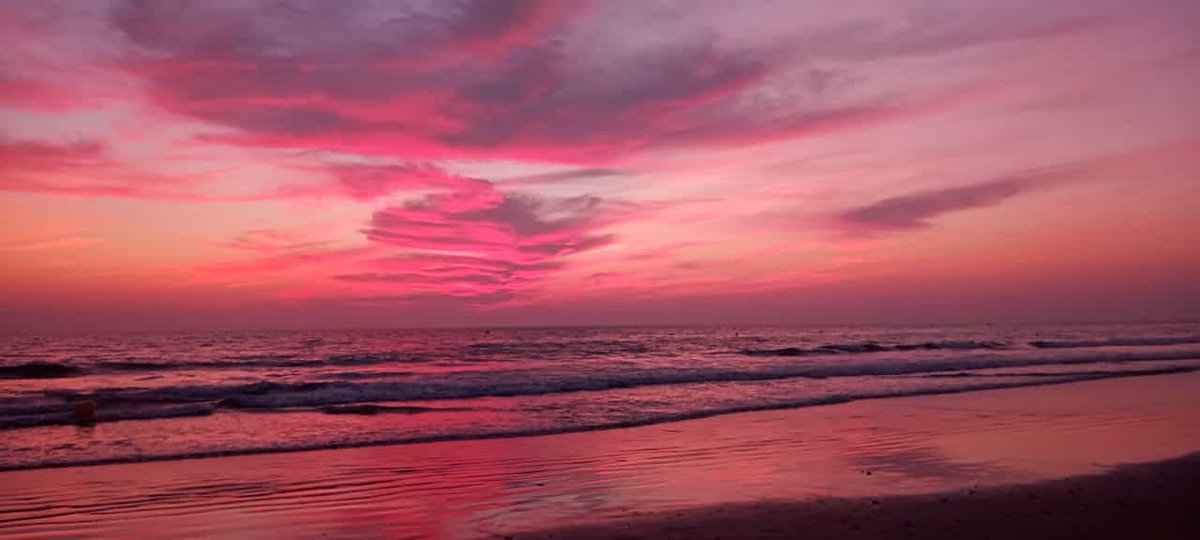 astorgajma's tweet photo. Las partículas que hay en la atmósfera dispersan la luz solar enrojecida (# esparcimiento)y dan lugar a un velo rosado que se interpone entre la luz azul esparcida y el observador. El ojo humano es incapaz  de separar ambos colores y por eso se ve púrpura. https://t.co/Cem8d8gRZj