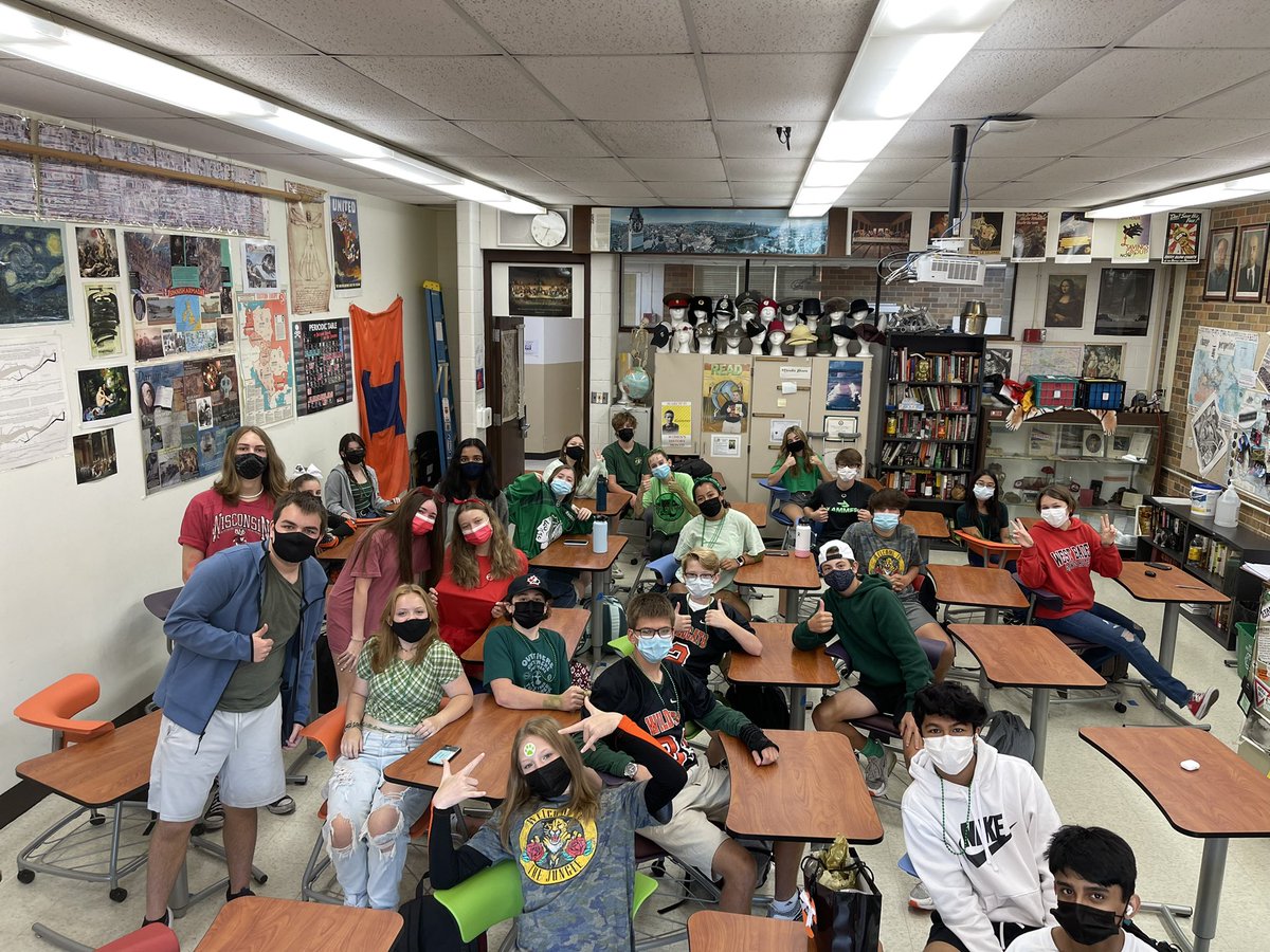 LHSONeill's tweet photo. I have NEVER, in almost 20 years here, seen so many students participating in the color wars spirit day! It is SO COOL to be in class or the halls and SEE the spirit and community! @stucolhs1 @JenniferUliks #freshmen #sophs #1seniorblue #hoco2021 https://t.co/FBnCompojn