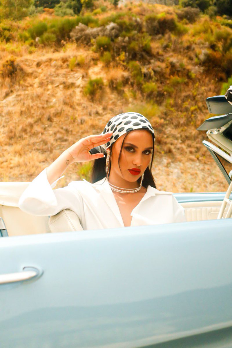 Firmó colaboraciones con Khaled, Niro y Bad Gyal (esta nunca se publicó). Luego, desapareció por completo. Mucho se ha hablado de ella. Hasta que hoy reaparece con “Sola”, un single que mezcla reggaetón, afrobeat y nuevo flamenco para hablar de la dureza de su infancia. ¿Pistas?