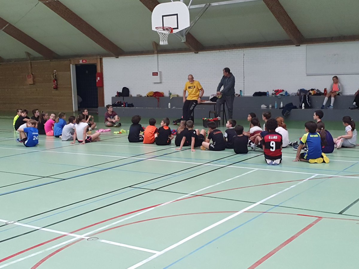 hbrf2015's tweet photo. Séance complète pour nos moins de 11 et 13 le #handball un sport avec de nombreuses qualités #jeveuxduhandball @Handball_BZH @DinanAgglo @CCCotedEmeraude https://t.co/Big8PCrHYa