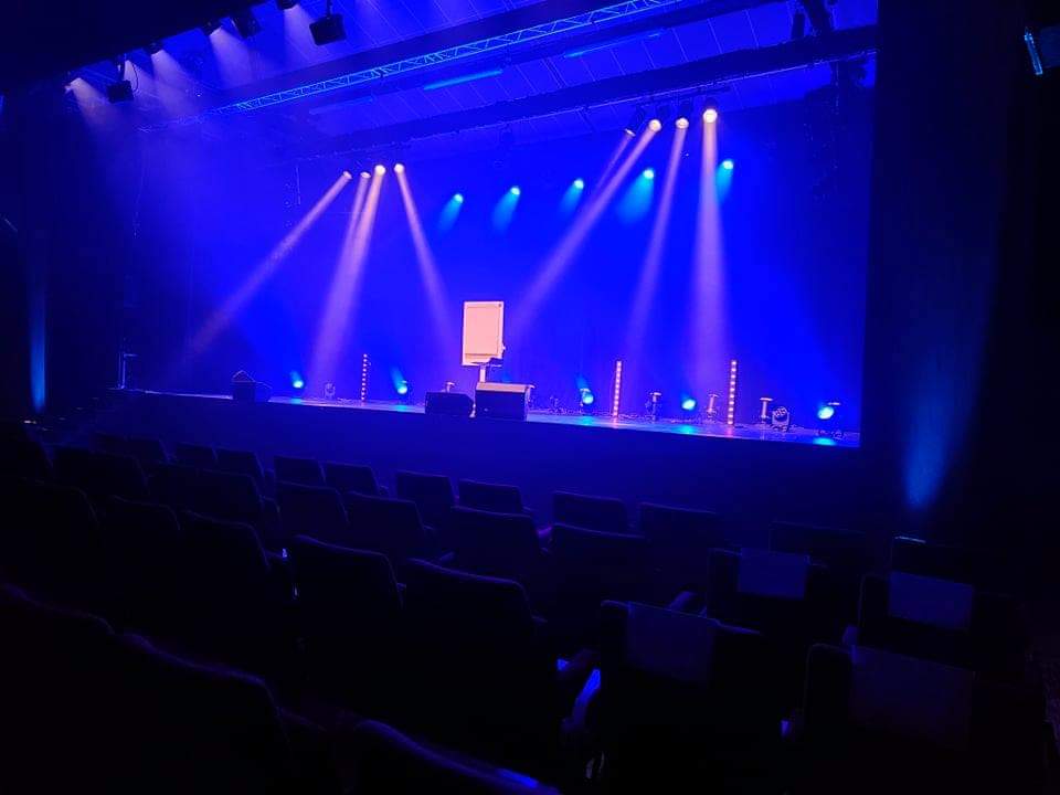 Enfin, <a href="/odah_dako/">Odah & Dako</a> est sur la scène #Aubevoye #Levaldhazey 🤩 ce soir à 21h.  
A toute l'heure, nombreux @Espacepagnol27 😉