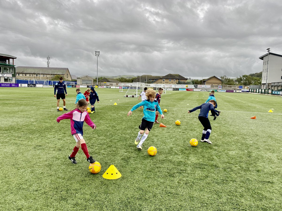 BmoCoaching's tweet photo. β‘οΈβ½οΈSKILL CENTREβ½οΈβ‘οΈ
Our year 3 group working hard yesterday in tough conditions! π¬βοΈ
Our focus was on #runningwiththeball π
Da Iawn Owi - Player of the session! π
@AberystwythTown
#skillcentre #footballdevelopment #peldroed #bmocoaching #aberystwyth #playerpathway https://t.co/hEFL2e29EP