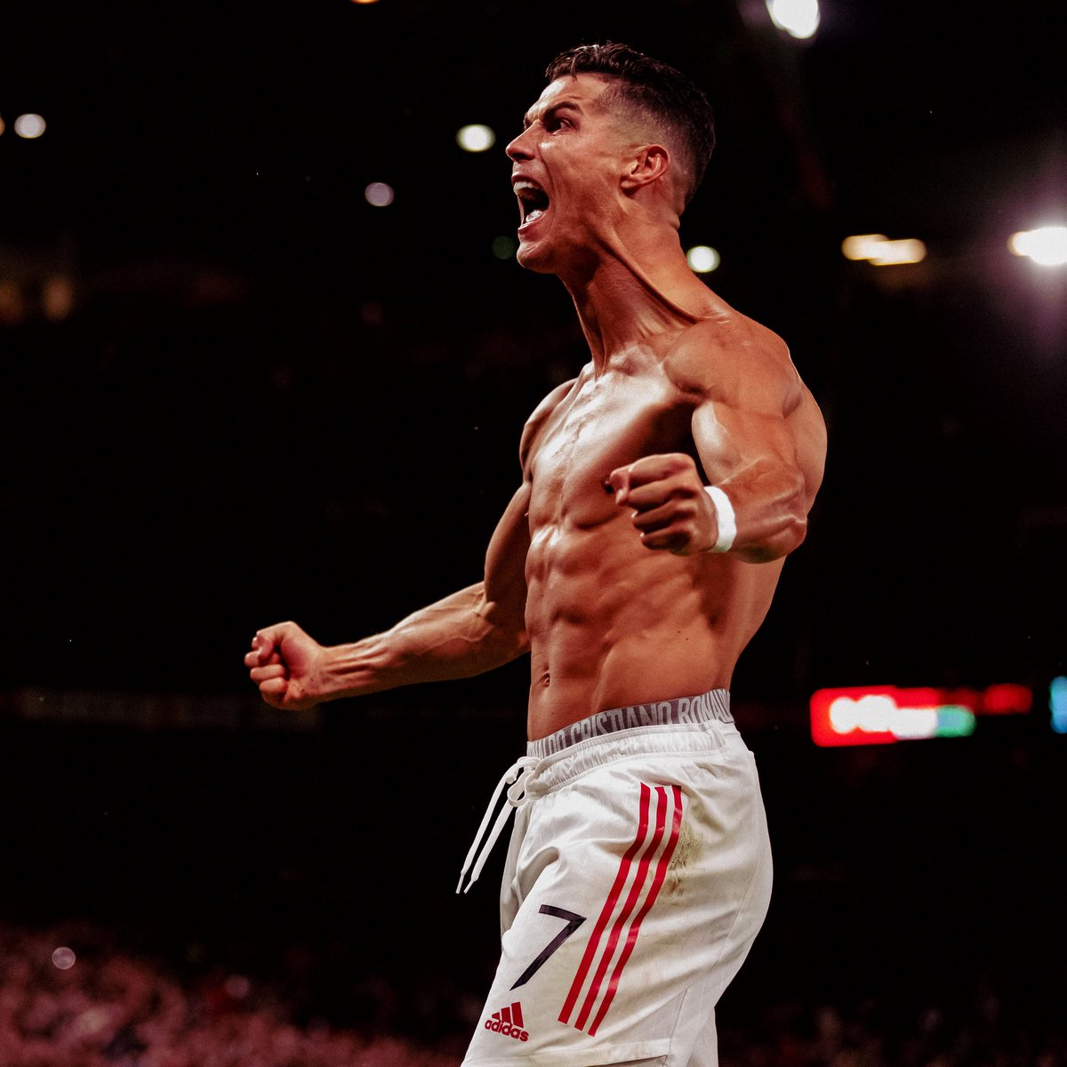 Azharmk16's tweet image. Most UCL Games won in the UCL era:

1. Real Madrid - 166
2. Barcelona - 156
3. Manchester United - 122
4. Cristiano Ronaldo 🇵🇹🐐 - 113
5. Juventus - 106

Messi gets compared to Ronaldo

Ronaldo gets compared to Clubs.