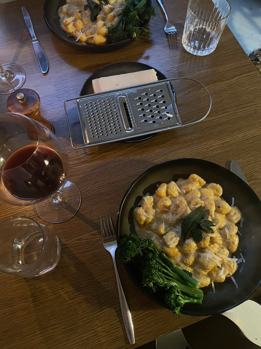 MaiteReesink's tweet photo. Het is herfst weer !! Dus alle kaarsjes gingen aan en ik maakte en pompoen gnocchi met gepofte knoflook, miso  en salie https://t.co/d8gBKhGhrT