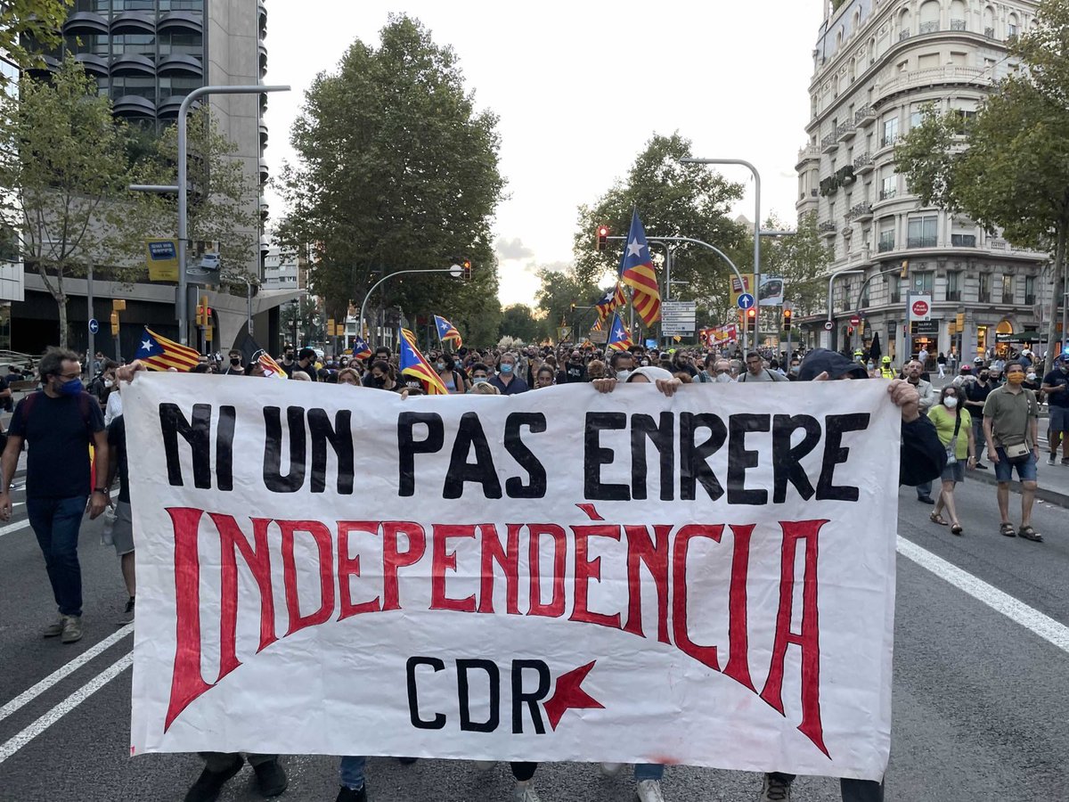 📣 La manifestació ha iniciat el recorregut. Som moltes, però podem ser moltes més✊🏼😊

✔️Seguiu la pancarta. Als #CDRenXarxa no hi ha «cabezillas», però som un poble autoorganitzat.

😘 Com sempre, agraïm a la #BriVox i repressors policials diversos la seva assistència massiva.