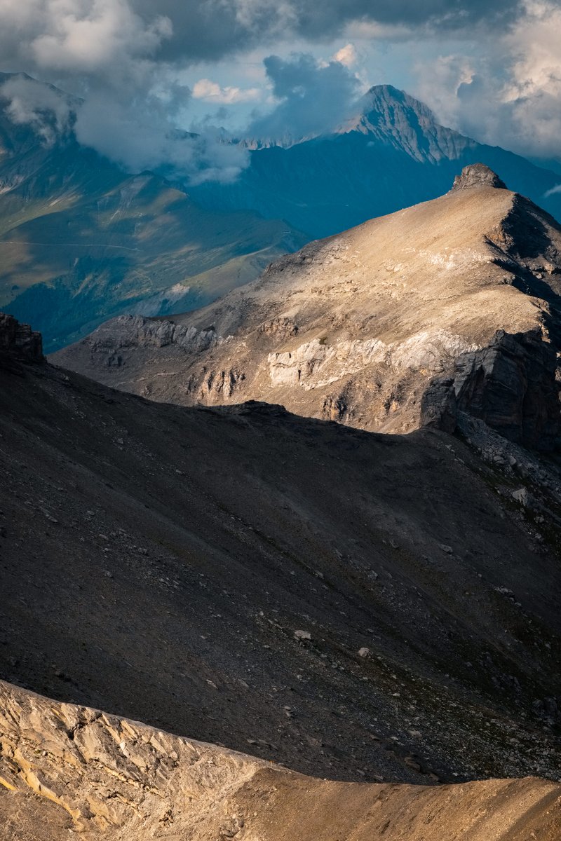 themullerfiles's tweet photo. The ridge and the light.
#lenksimmental #berneroberland #swissmountains #naturephotography https://t.co/lgdQCtkJVL