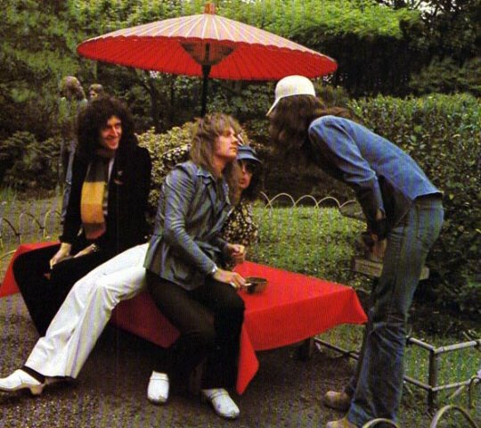 I still want to know what john and roger are doing in this photo and why Freddie is making this face