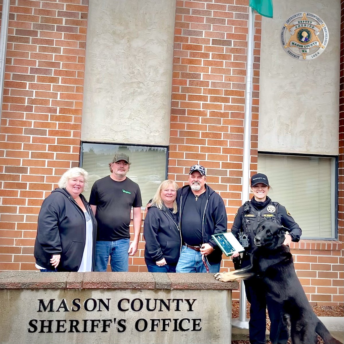 MasonCoSheriff's tweet photo. The MCSO would like to thank the “Test of Time Car Club” for a generous donation to our K-9 unit presented to K9 Ryder and Deputies Prigger and Phillips!
#k9 #workingdogs #teammcso #bestcommunity #masoncountywa ~40 https://t.co/A0n8KVogBQ