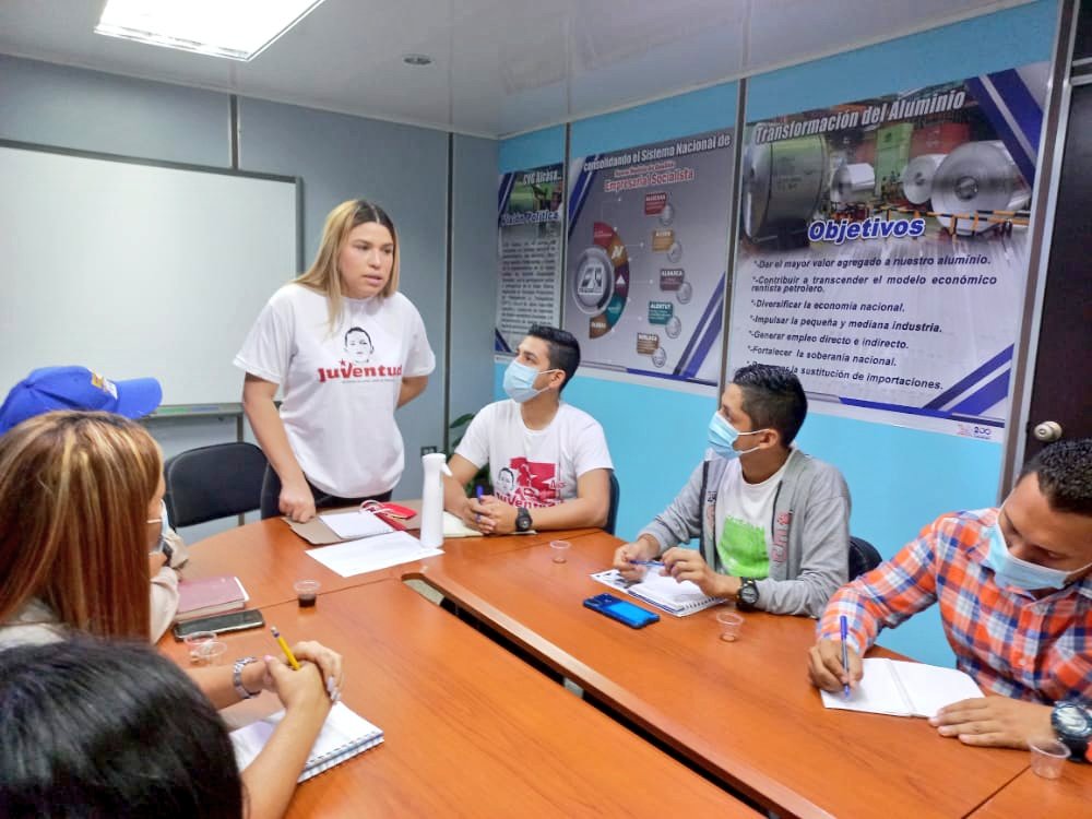#1Oct | El día de hoy desde CVG Alcasa, Municipio Caroní, se llevó a cabo reunión del Equipo Político Regional JPSUV junto a nuestra Comisionada de Juventud Legislativa de la DN JPSUV <a href="/eirimarmalave/">Eirimar Malave.</a> 🚩
¡NACIMOS CON CHÁVEZ, SEGUIMOS CON NICOLÁS!
#13AñosJPSUV
#RumboAlBolívarDigital