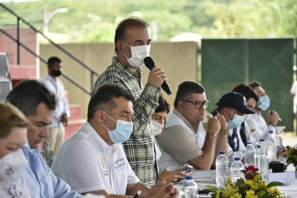 Baena's tweet photo. Por instrucción del @MinInterior @DanielPalam, hoy estamos en #CarmendeBolívar socializando el CONPES de Líderes Sociales y Defensores de Derechos humanos, con @DNP_Colombia @Aleboterob, @DefensoriaCol @Camargo_assis, @GobDeBolivar, @Elcarmenmasc y aprox. 200 líderes de la región https://t.co/IaYcI3Xnhs