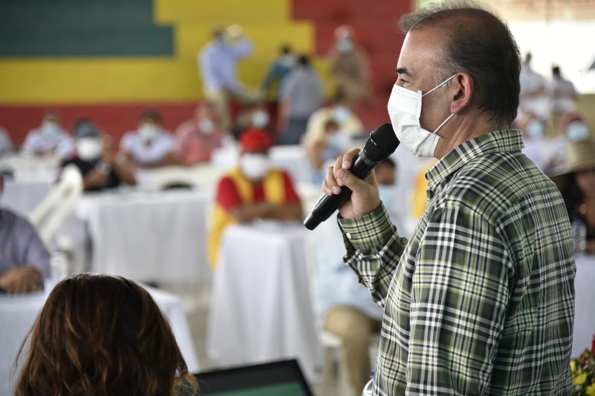 Baena's tweet photo. Por instrucción del @MinInterior @DanielPalam, hoy estamos en #CarmendeBolívar socializando el CONPES de Líderes Sociales y Defensores de Derechos humanos, con @DNP_Colombia @Aleboterob, @DefensoriaCol @Camargo_assis, @GobDeBolivar, @Elcarmenmasc y aprox. 200 líderes de la región https://t.co/IaYcI3Xnhs