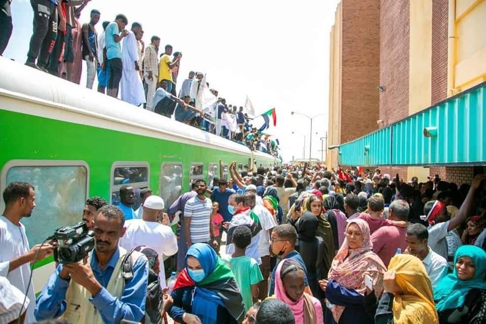 بحمد الله و توفيقه، و برغم العراقيل والتخريب المتعمد الذي طال خطوط السكة حديد، تمكن قطاري عطبرة و مدني من المضي قدماً في رحلتيهما إلى الخرطوم، متحديين الصعاب بمساعدة المتفانين الأكفاء من هيئة السكة حديد، الذين لم يدخروا جهداً في إصلاح الخلل.
حيث تعرض خط السكة حديد لتخريب متعمد