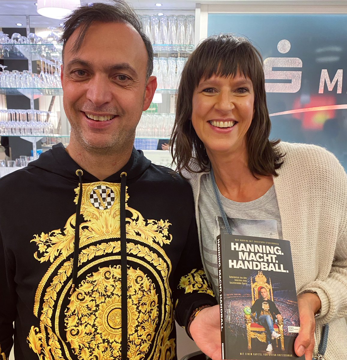 Exklusivpremiere in der MBS Arena

Hanning. Macht. Handball. wurde heute offiziell in Berlin vorgestellt. Gestern Abend machte <a href="/Bob_Hanning/">Bob Hanning</a> bereits Handball in Potsdam &amp; überreichte im Anschluss das erste offizielle Exemplar seines Buches. Mehr unter vfl-potsdam.de 🦅🦊
