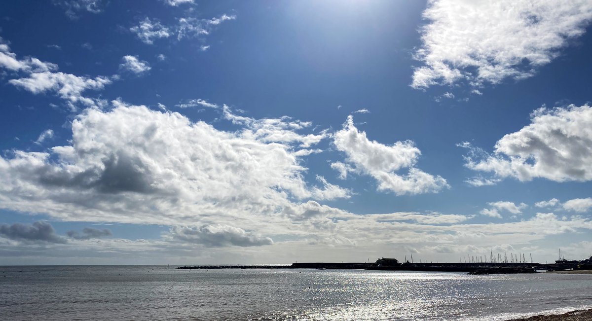 CoramCottage's tweet photo. Another gorgeous day in #LymeRegis 
Love the magical autumnal light, quieter beaches, cup of coffee:)

We’re offering a 10% discount on our last few weeks of the season between 9th October &amp; 6th November. Price shown includes discount (follow link on bio; booking LBH ref C4842) https://t.co/hydbEnsV6d
