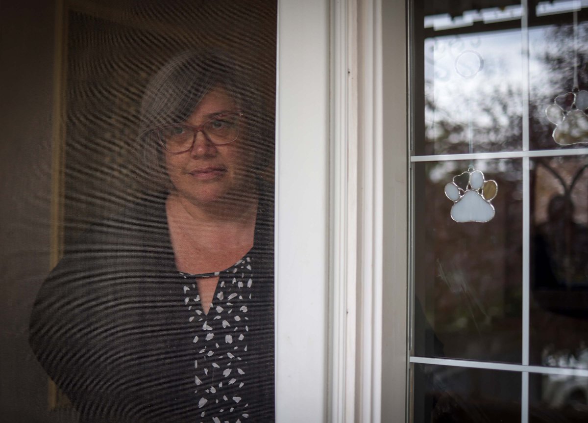 AHS_media's tweet photo. Stephanie Thomas was off work for nearly a month with COVID-19. Months later, she still experiences shortness of breath, mental fogginess &amp; general fatigue. About one-in-four individuals are left with #LongCOVID symptoms. Support is available. Visit https://t.co/q1qmjHXtw9. https://t.co/rpTZXhH1BH