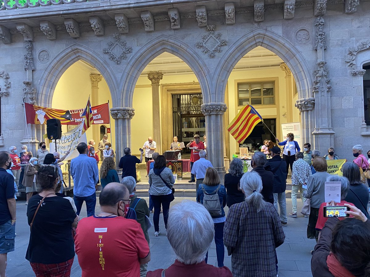 juntsxterrassa_'s tweet photo. Avui als #cantsperlallibertat a #terrassa en commemoració al referèndum de l’#1oct, com cada dia i sempre en reclam per la llibertat i l’amnistia #fretothom #Indepèndencia #amnistia https://t.co/aaFvGG54gP